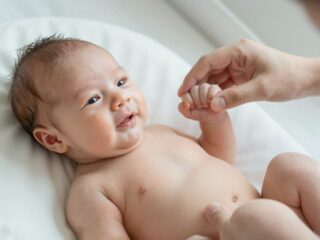 Az első fürdetés elhalasztása: a magzatmáz jótékony hatásai a baba bőrén