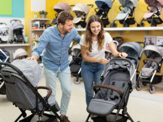 Az ideális babakocsi nyomában: használtan vagy újonnan, boltban vagy online?