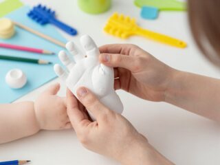 Csináld magad emlékőrző: hogyan készíts gipszlenyomatot a baba kezéről, lábáról?