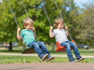 Hogyan fejleszti a hintázás az egyensúlyérzéket és az idegrendszert?