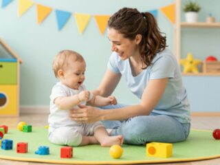 Hogyan teheted boldoggá a babádat? A korai kötődés és a játék fontossága
