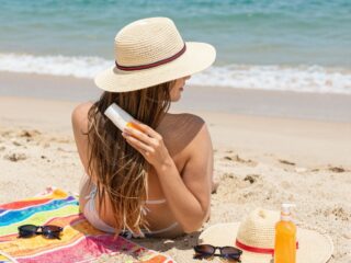 Így védd a hajad a nyári károsodástól: praktikus tanácsok strandoláshoz