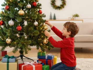 Karácsonyi dekoráció kisgyerek mellett: ötletek a biztonságos és csodás otthonért