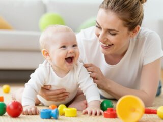 Kukucs és grimaszok: játékos tippek a baba humorának fejlesztéséhez