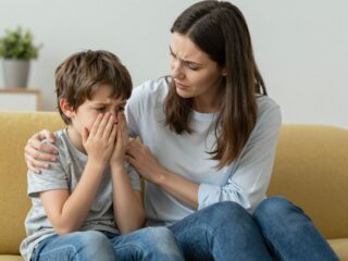 Mit tegyél, ha a gyerek félrenyelt? Életmentő tanácsok szülőknek