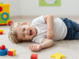 Nem manipuláció, hanem tehetetlenség: a földön fetrengős hiszti idegrendszeri magyarázata