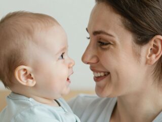 Nézz a szemembe: a szemkontaktus szerepe a csecsemő érzelmi és szociális fejlődésében