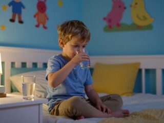 Normális, ha a gyerek éjjel inni kér? Az éjszakai szomjúság háttere