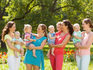 Tényleg fertőző az anyaság? A tudományos magyarázat a baráti körben terjedő babalázra