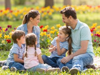 A befogadás pszichológiája: a kötődés kialakulása és a múlt feldolgozása az örökbefogadott családokban