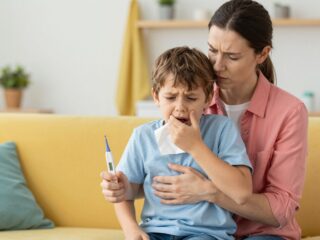 Életveszélyes állapotok gyermekkorban: ez a tünet láz mellett azonnali orvosi beavatkozást igényel