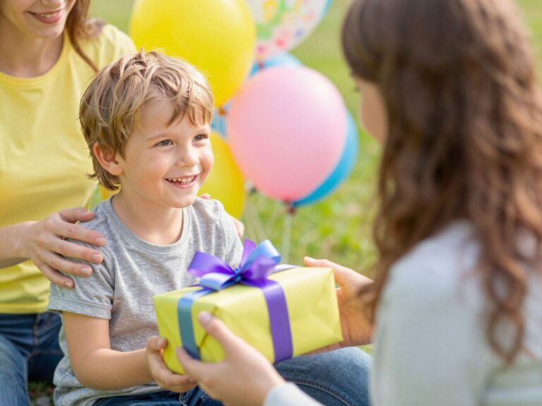 Érintés, elismerés, ajándék? Így derítsd ki, mi a gyereked szeretetnyelve