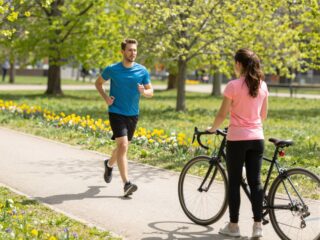 Indítsd be a tavaszt sporttal: tippek futáshoz, túrázáshoz és kerékpározáshoz a szabadban