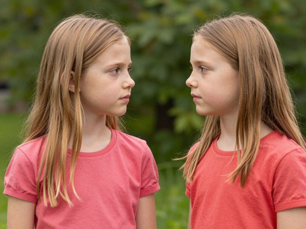 Különleges kötelék: létezik-e valódi telepatikus kapcsolat az ikertestvérek között?