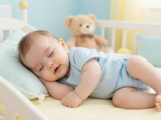 Mosolyog alvás közben a baba? Lehet, hogy éppen álmodik: érdekességek az alváskutatásból