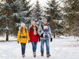 Téli hordozós tippek: a réteges öltözködés és a biztonság szabályai