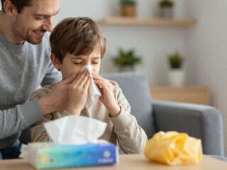 Zsebkendő-kisokos szülőknek: a helyes orrfújás technikája a náthás időszakra
