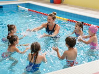 A legjobb úszótanfolyamok kiválasztása: mire figyeljünk az oktató és a helyszín kapcsán?