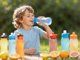 A megfelelő folyadékbevitel fontossága gyermekkorban: jelek, hogy a gyereked keveset iszik