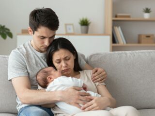 A szülés utáni depresszió nem csak a nőket érinti: tünetek és segítség apáknak