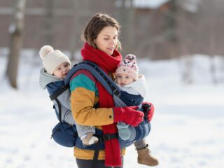 A téli babahordozás réteges titkai: praktikus öltözködési tippek