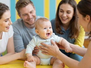 Az első mosolytól a biztos felismerésig: így látják a babák az őket körülvevő embereket