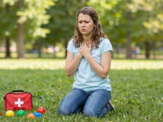 Fulladásveszély: mit tegyél és mit ne tegyél, ha a gyerek félrenyel valamit?