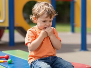 Miért rágja a gyerek a pólója ujját? A szorongás jele lehet a furcsa szokás