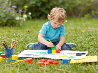 Szuper ötletek unatkozó gyerekeknek: 5 módszer, ami azonnal leköti őket