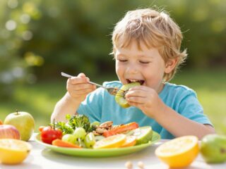 Természetes energiafeltöltés: a legjobb ételek, amiktől a gyerekek is pörögni fognak