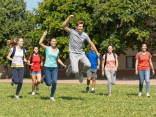 Több mozgás, jobb jegyek? A mindennapos tesi hatása az iskolai teljesítményre és egészségre