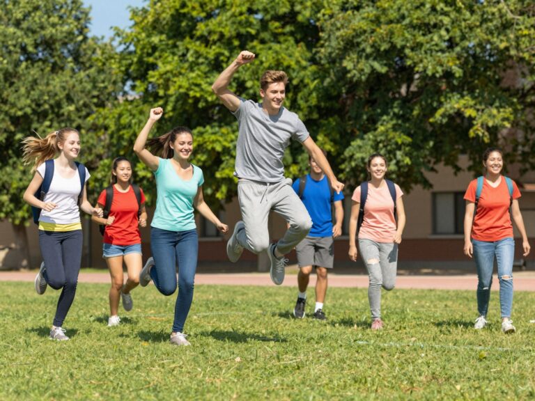 Több mozgás, jobb jegyek? A mindennapos tesi hatása az iskolai teljesítményre és egészségre