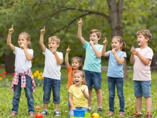 A „majmolás” fontossága: az utánzás szerepe a nyelvi és szociális fejlődésben