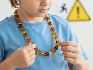 A borostyánlánc rejtett veszélyei: fulladás- és fojtásveszély kockázata