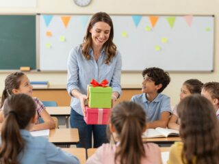 Ajándék a tanító néninek: ötletek, amiknek garantáltan örülni fog