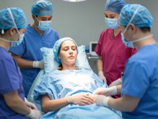 Anya kérésére végzett császármetszés: érvek és ellenérvek mérlegelése