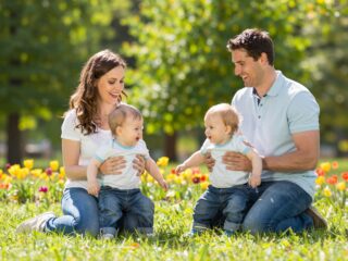 Élet az ikrekkel: hogyan birkózz meg a kihívásokkal és élvezd a dupla örömöt?