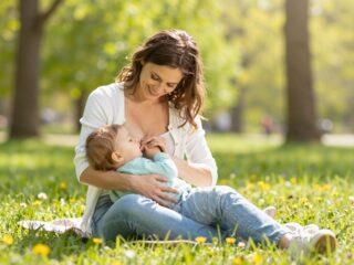 Kétéves a gyereked és még szopizik? Miért lehet hasznos a hosszan tartó szoptatás?