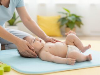 Meghitt érintések: a babamasszázs jótékony hatásai a hasfájástól a nyugodt alvásig