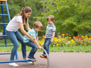 Mekkora legyen a korkülönbség a gyerekek között? Előnyök és hátrányok