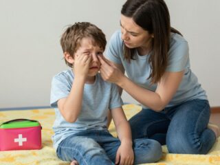 Mi a teendő, ha megsérül a gyerek szeme? Elsősegélynyújtási tippek szülőknek