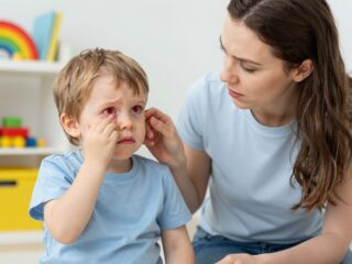 Vörös, viszkető szem a gyereknél? Minden, amit a gyermekkori kötőhártya-gyulladásról tudni kell