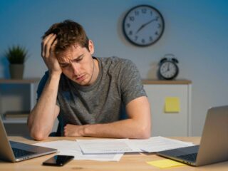 A kevés alvás hatása az agyra: miért felejtünk és dekoncentrálttá válunk?