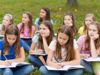 ADHD lányoknál: a csendes figyelemzavar, amit gyakran félreértenek