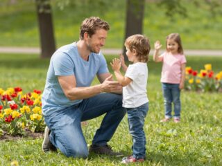 Az illemtanulás buktatói: hogyan tanítsd meg a gyereket a köszönés fontosságára?