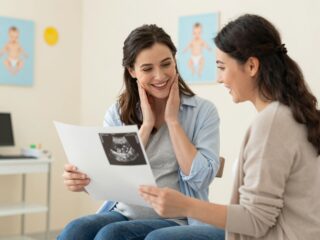 Milyen vizsgálatok várnak rád a terhesség elején: teljeskörű útmutató