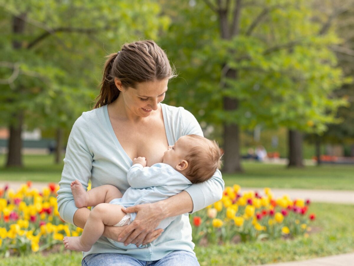 Szoptatás bárhol, bármikor: mit mond a törvény a nyilvános szoptatásról?