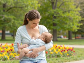 Szoptatás bárhol, bármikor: mit mond a törvény a nyilvános szoptatásról?