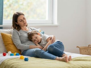 Tudományos tény: a kialvatlan anya gyermeke is nehezebben alszik el