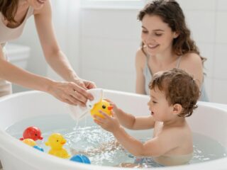 A fürdőjátékok rejtett veszélyei: hogyan tartsuk őket tisztán és biztonságosan?